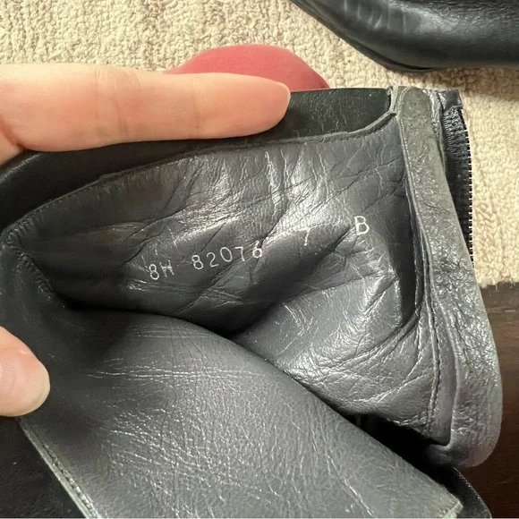 Stuart Weitzman vintage black leather low heel ankle boots - Picture 3 of 5